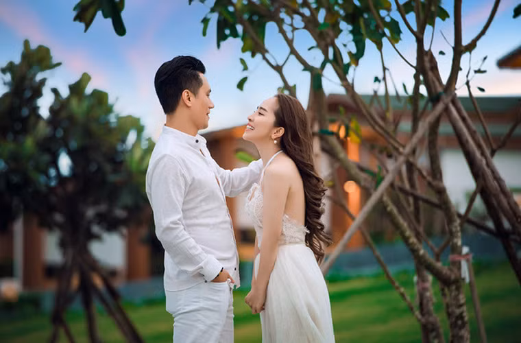 "Cá sấu chúa" và nam diễn viên điển trai khiến dân tình bán tín bán nghi khi tung ra loạt ảnh mới rất tình tứ chụp ở một khu nghỉ dưỡng.