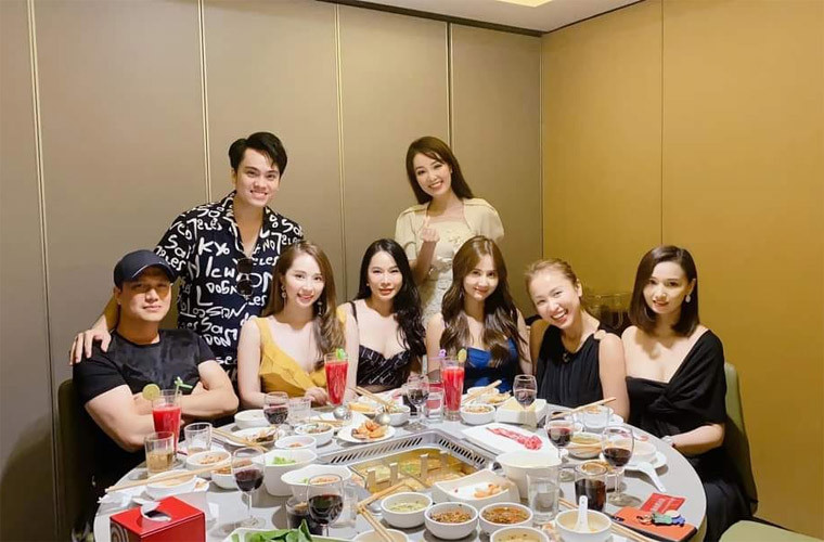 Cặp đôi thường xuất hiện cùng nhau trong những dịp tụ họp bạn bè.