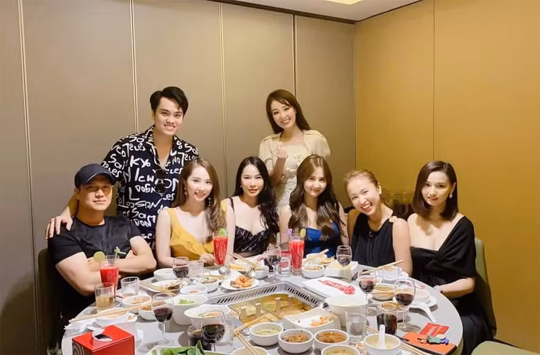 Cặp đôi thường xuất hiện cùng nhau trong những dịp tụ họp bạn bè.