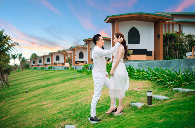 Từng ánh mắt, cử chỉ của cả hai trao cho nhau không chỉ là tình "anh em đồng nghiệp" như Việt Anh từng nói.