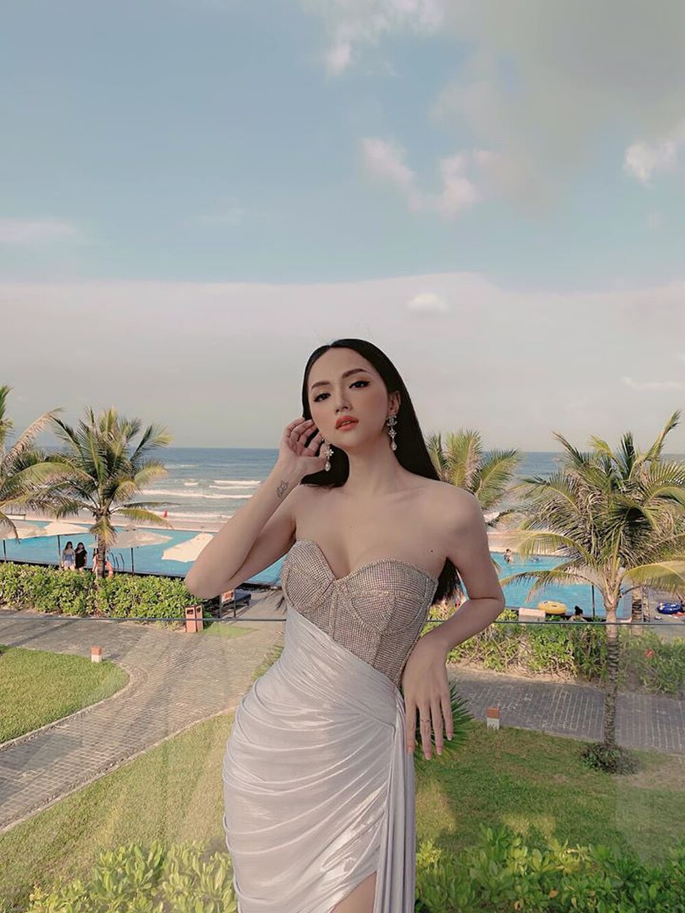 Không chỉ ngày càng thành công trong sự nghiệp, Hương Giang còn "lột xác" ngoạn mục cả về ngoại hình lẫn phong cách hậu chuyển giới.