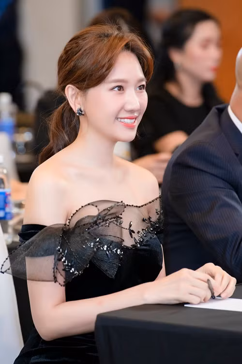 Nhan sắc nổi bật của mỹ nhân sinh năm 1985 trong buổi nhậm chức. Kể từ sau khi kết hôn với MC Trấn Thành, Hari Won ngày càng thành công và xinh đẹp. Gu thẩm mỹ của cô cũng cải thiện hơn hẳn. So với đàn em như Nhã Phương, bà xã Trấn Thành không hề thua kém về nhan sắc, sự trẻ trung và quyến rũ.