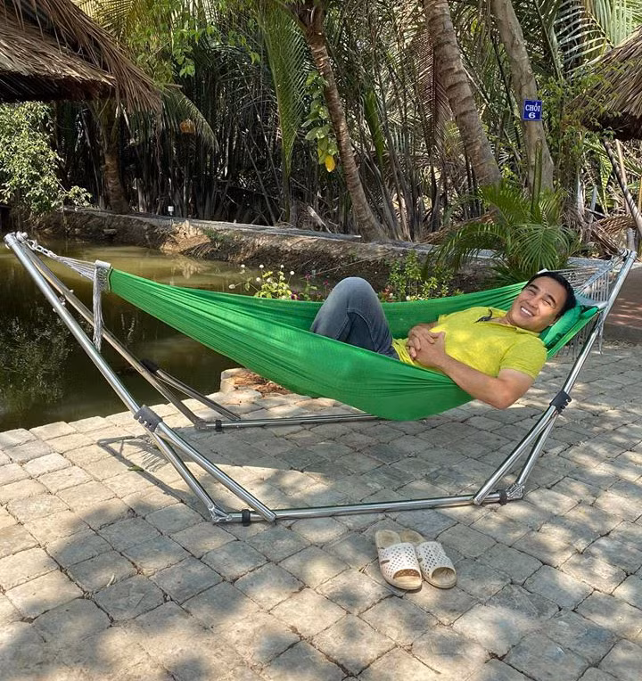 "Gần 20 năm mưu sinh tất bật, lăn lộn giữa dòng đời xuôi ngược, len lỏi vào tận trong những ngõ ngách của cuộc sống, trong những trái tim của những mảnh đời bất hạnh. Ta cảm giác mình quá bé nhỏ, nhỏ như vô số hạt cát trên thế gian này, như một áng mây, một cơn gió thoảng qua trong cõi nhân sinh. Mình cũng chỉ là một người bình thường như bao nhiêu người khác, chỉ có khác là một trái tim nghệ sĩ luôn cô đơn trong khoảnh khắc giữa đời thường....", Quyền Linh mới chia sẻ trên Facebook cá nhân.