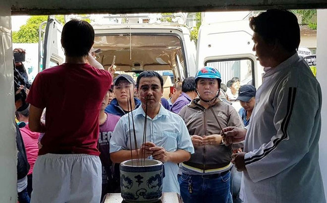 Hình ảnh Quyền Linh tới viếng 2 hiệp sĩ đường phố qua đời và thăm hỏi 3 hiệp sĩ bị thương nặng, khiến nhiều người xúc động.