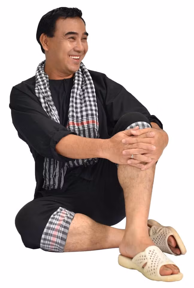 Trong chương trình "Vượt lên chính mình", nhiều lần với vai trò là MC Quyền Linh đã bấm đồng hồ trước thời gian quy định để các gia đình nghèo chiến thắng thử thách, được cấp vốn làm ăn. Giải thích cho việc làm “mờ ám” này, Quyền Linh giải thích: “"Tôi sợ người ta thực hiện thao tác không kịp giờ nên hay chỉnh đồng hồ lại. Làm như vậy, họ có tiền nhiều, xoay sở cuộc sống...".