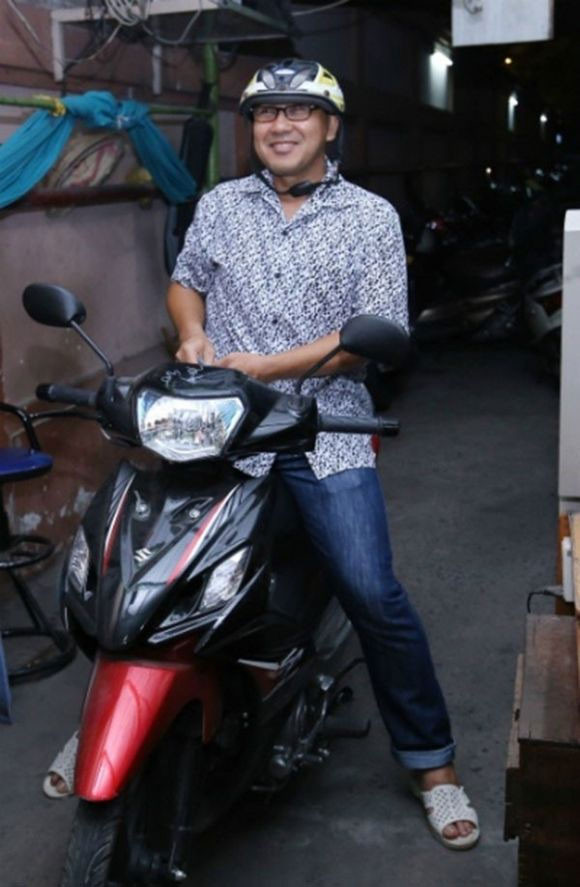 Quyền Linh luôn ăn mặc giản dị, tuềnh toàng, đi dép tổ ong trong gần như mọi sự kiện cuộc sống. Anh có ô tô riêng nhưng lại thích đi xe máy cho tiện. Nhìn Quyền Linh không ai nghĩ anh là một nghệ sĩ, MC nổi tiếng sở hữu khối tài sản nhiều người mơ ước.