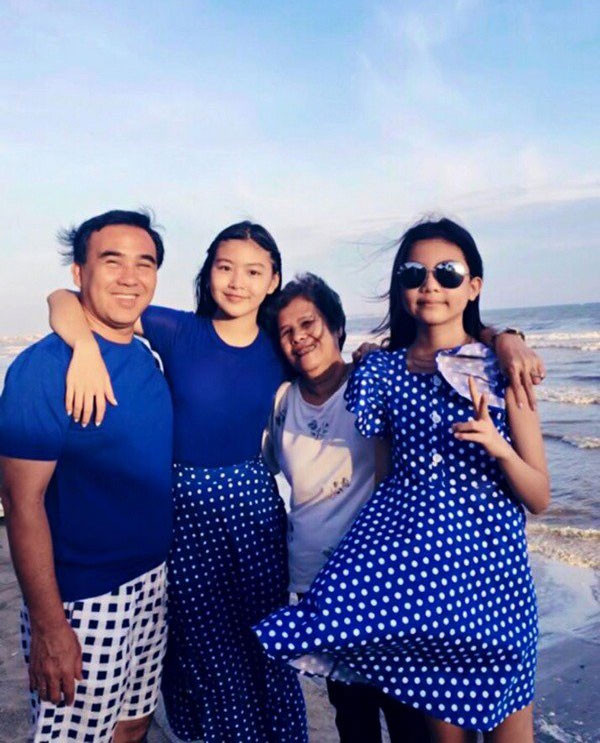 Quyền Linh và vợ luôn dạy cho con phải biết yêu thương mọi người xung quanh, giúp đỡ, chia sẻ với những người khó khăn, sống hướng thiện. Dù nhà có thừa vật chất nhưng anh luôn dạy con biết thích nghi với cuộc sống của con nhà nghèo: thỉnh thoảng nằm ngủ đất, bật quạt chứ không bật điều hòa, ăn cơm chan tương, đi học bằng xe máy bố chở, không mua quà đắt tiền cho con.