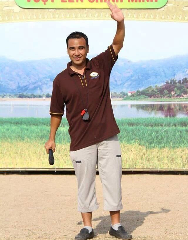 Quyền Linh còn được mọi người trìu mến phong cho là “MC Quốc dân” bởi luôn giản dị, gần gũi với người nông dân, thậm chí còn “gian lận” giúp họ chiến thắng trong các chương trình anh làm MC để họ có tiền trang trải cuộc sống.