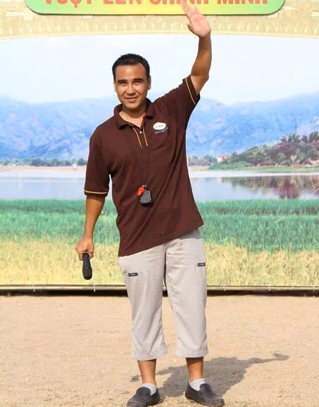 Quyền Linh còn được mọi người trìu mến phong cho là “MC Quốc dân” bởi luôn giản dị, gần gũi với người nông dân, thậm chí còn “gian lận” giúp họ chiến thắng trong các chương trình anh làm MC để họ có tiền trang trải cuộc sống.