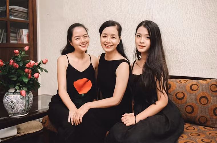 Hồng Khanh chụp ảnh cùng mẹ và chị gái Hồng Mi. So với chị, Hồng Khanh giống mẹ nhiều hơn.