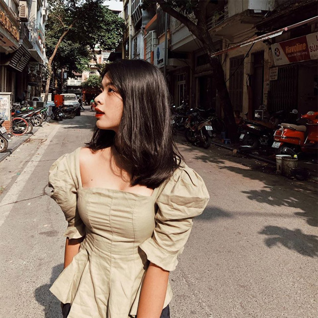 Để nuôi dưỡng ước mơ trở thành ca sĩ, Hồng Khanh học đàn piano từ bố, học thanh nhạc. Nhưng hiện tại cô nàng vẫn ưu tiên việc học văn hóa nhất. Ngoài ca hát, Hồng Khanh còn có sở thích làm người mẫu ảnh, thời trang, viết, đi du lịch, make-up.