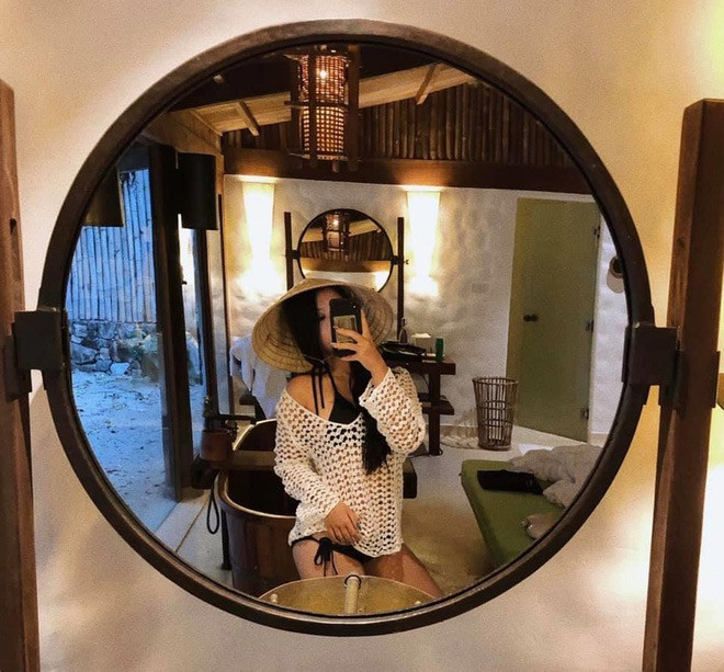 Hồng Khanh mặc bikini khoe vẻ gợi cảm trong một chuyến du lịch.