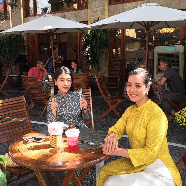 Hồng Khanh tâm sự, cô may mắn vì bố mẹ rất tâm lý, chị gái thì rất yêu chiều, nhường nhịn.