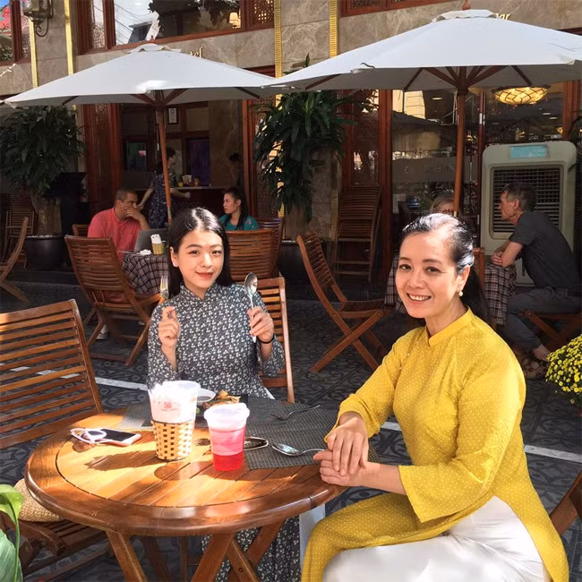 Hồng Khanh tâm sự, cô may mắn vì bố mẹ rất tâm lý, chị gái thì rất yêu chiều, nhường nhịn.