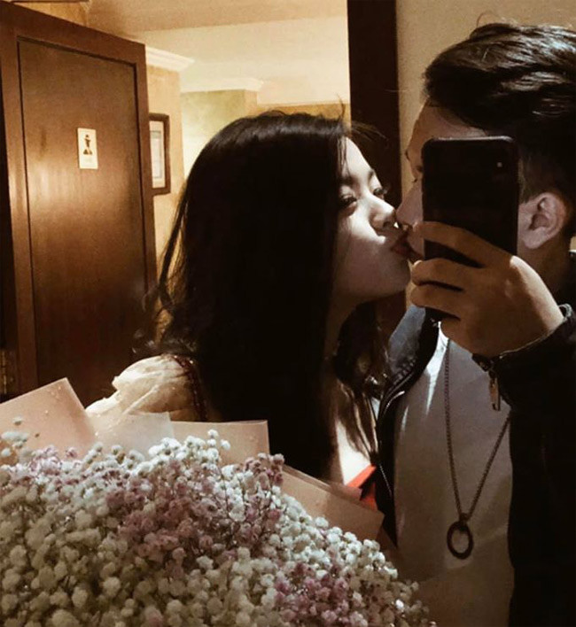 Mới đây cô gái 10x còn gây chú ý khi đăng ảnh khóa môi với bạn trai. Được biết bạn trai của Hồng Khanh là một DJ.