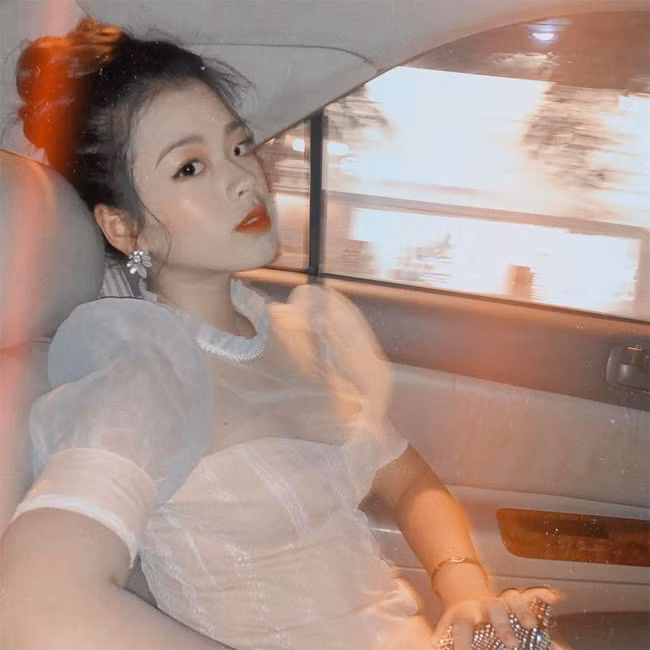 Từ khi tham gia The Voice Kids, Hồng Khanh được nhiều người chú ý và hiện trang cá nhân của cô đã có hơn 60.000 người theo dõi.