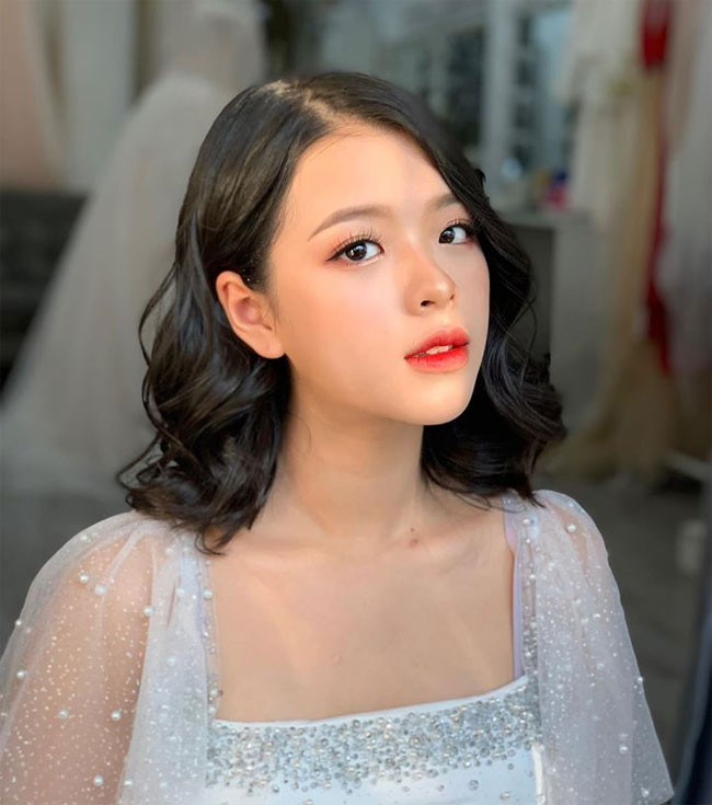 Ở tuổi 16, Hồng Khanh được mọi người khen dậy thì thành công khi càng lớn càng xinh và duyên dáng giống mẹ.