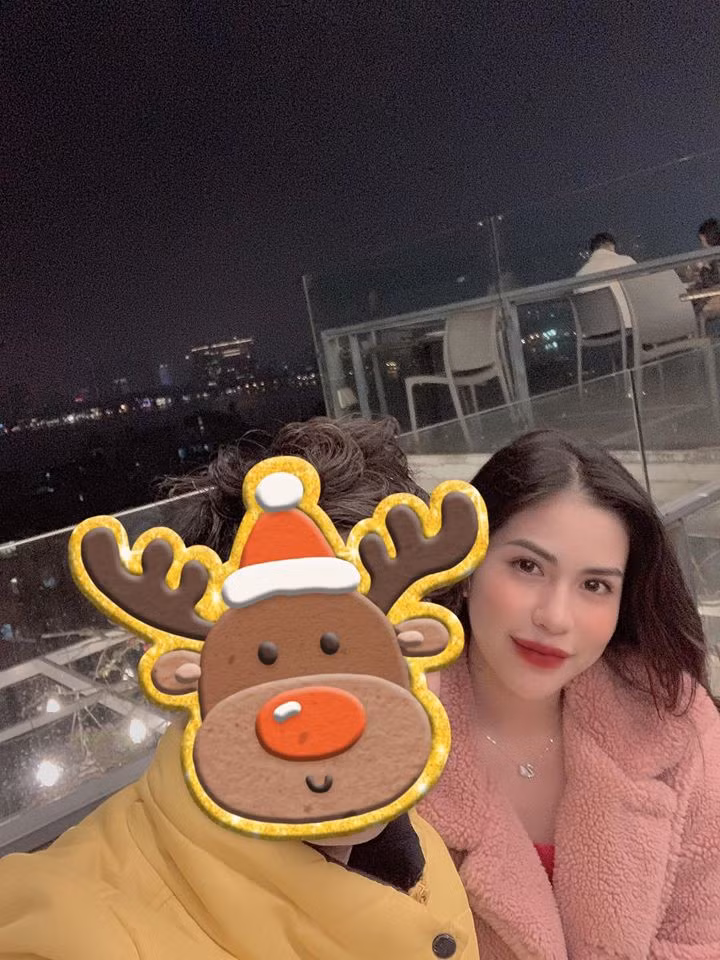 Cuối năm 2019, vợ cũ Việt Anh vướng nghi vấn có người mới sau ly hôn khi đăng ảnh bên trai lạ giấu mặt. Hương Trần cũng úp mở: "Tuần lộc này chỉ minh hoạ thôi".