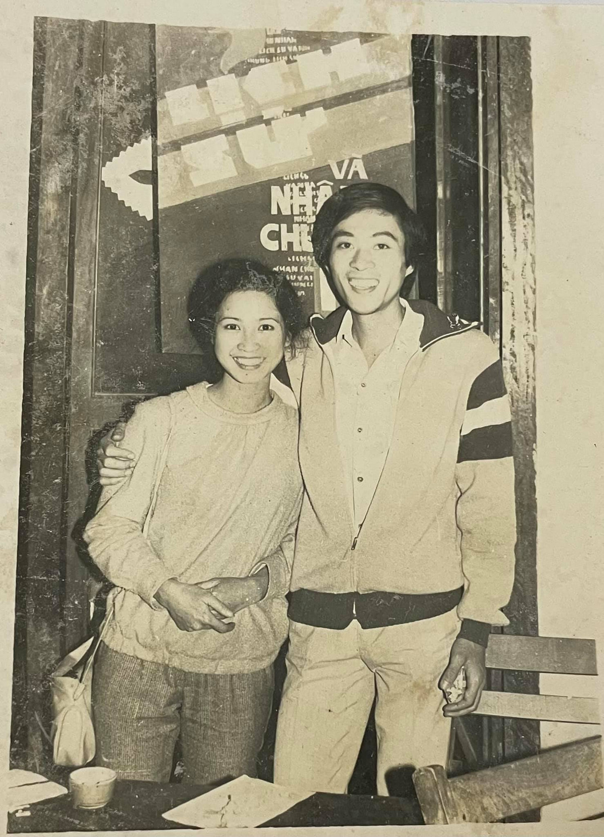 Nghệ sĩ Lan Hương - Đỗ Kỷ đã có 10 năm yêu nhau và 34 năm gắn bó tình vợ chồng. Cả hai cùng là học sinh trường cấp 3, cùng thi vào lĩnh vực nghệ thuật, chính cái duyên này đã giúp 2 người gắn kết với nhau.