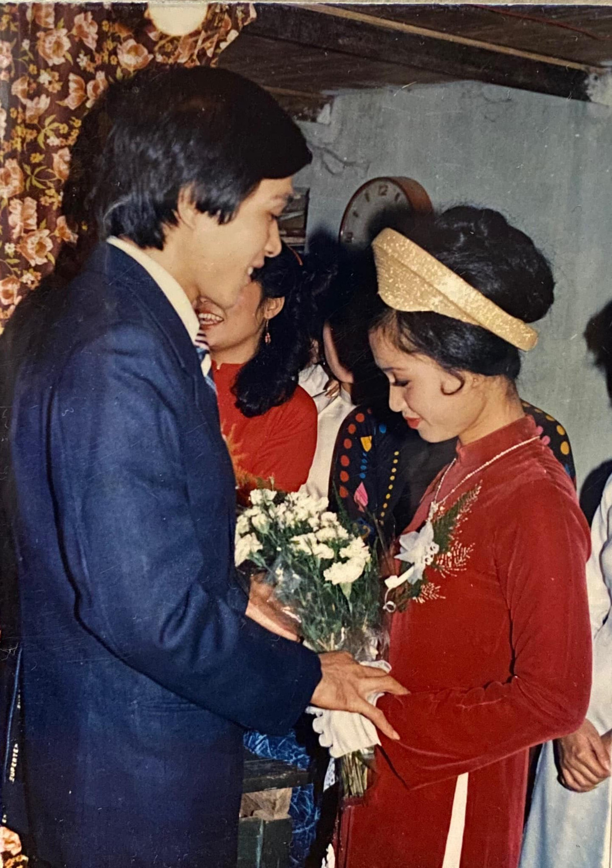 Mới đây, trên trang cá nhân của mình, NSND Lan Hương đăng tải bức ảnh ngày trọng đại của hai vợ chồng cách đây hơn 30 năm để tiễn biệt năm cũ.