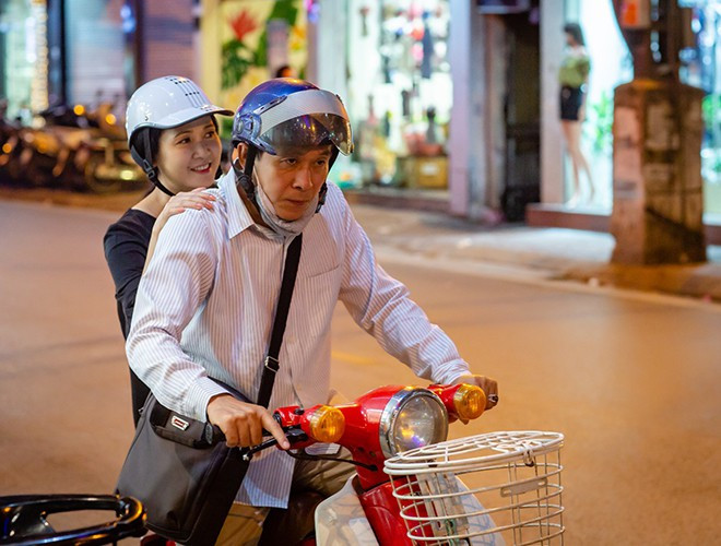 Hình ảnh bình dị hai vợ chồng nghệ sĩ đèo nhau bằng xe máy đi tham gia sự kiện khiến nhiều người ngưỡng mộ và ghen tỵ.