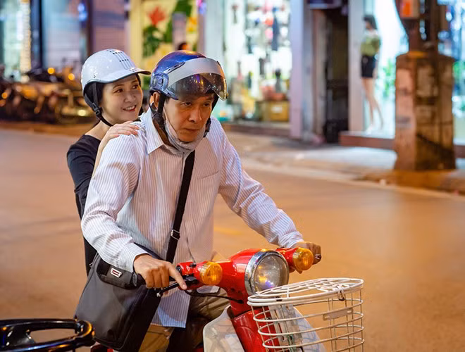 Hình ảnh bình dị hai vợ chồng nghệ sĩ đèo nhau bằng xe máy đi tham gia sự kiện khiến nhiều người ngưỡng mộ và ghen tỵ.