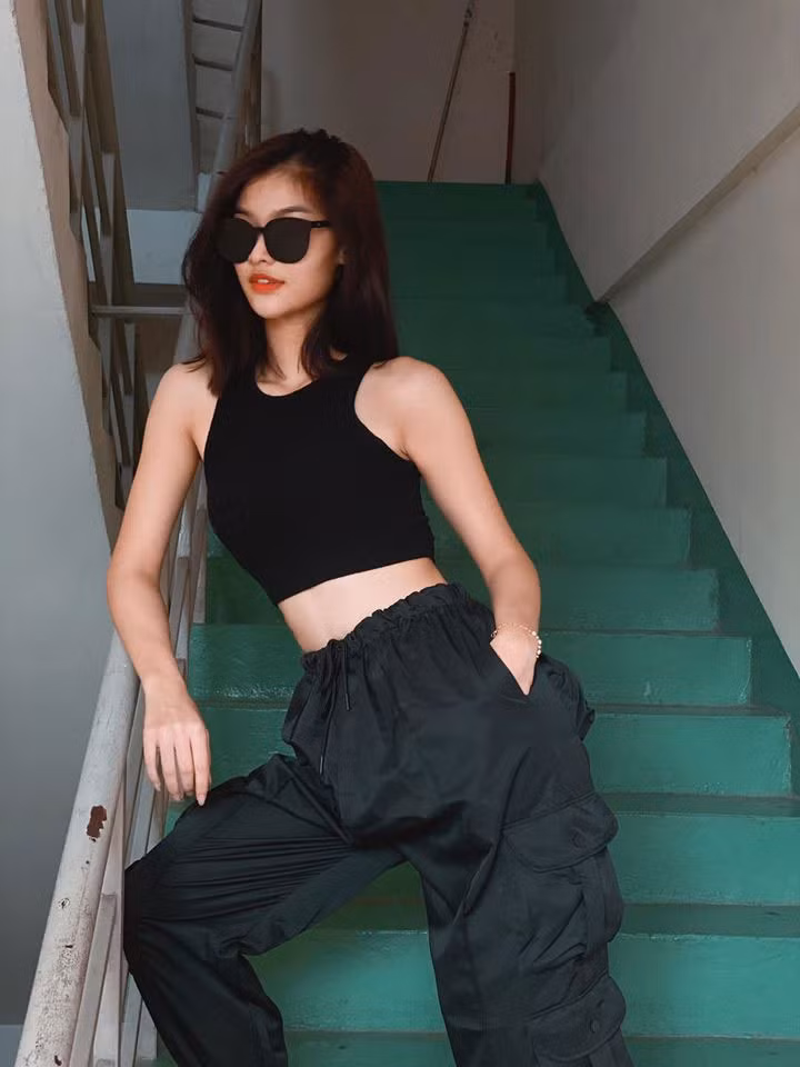 Ngoài đời, Kiều Loan thích style ăn mặc khỏe khoắn, năng động.