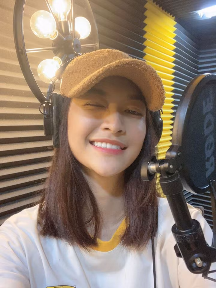 “Khi trở thành á hậu, hình tượng của tôi cần thay đổi theo khuôn khổ cho phù hợp. Tuy nhiên, tôi vẫn luôn giữ tính cách mạnh mẽ, nổi loạn cho riêng mình. Khi đứng trên sân khấu về rap, tôi như 'cá gặp nước' vì tất cả quá đúng với cá tính âm nhạc và tôi hy vọng mọi người sẽ cảm thấy thú vị với hình ảnh, hướng đi sắp tới của cô gái Kiều Loan”, người đẹp 10x chia sẻ.