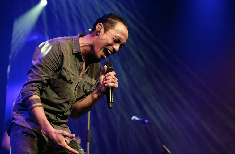 Mới đây nhất, Phạm Anh Khoa trở thành thành viên chính thức, giọng ca chính của ban nhạc Bức Tường. Ảnh Zing