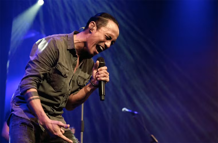 Mới đây nhất, Phạm Anh Khoa trở thành thành viên chính thức, giọng ca chính của ban nhạc Bức Tường. Ảnh Zing