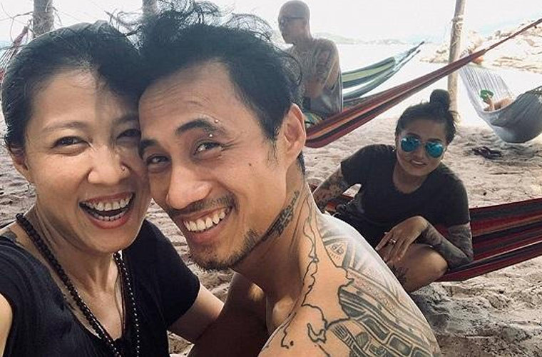 Chính sự giúp đỡ, đồng hành của vợ và gia đình đã giúp anh vực dậy và tiếp tục với đam mê âm nhạc của mình.