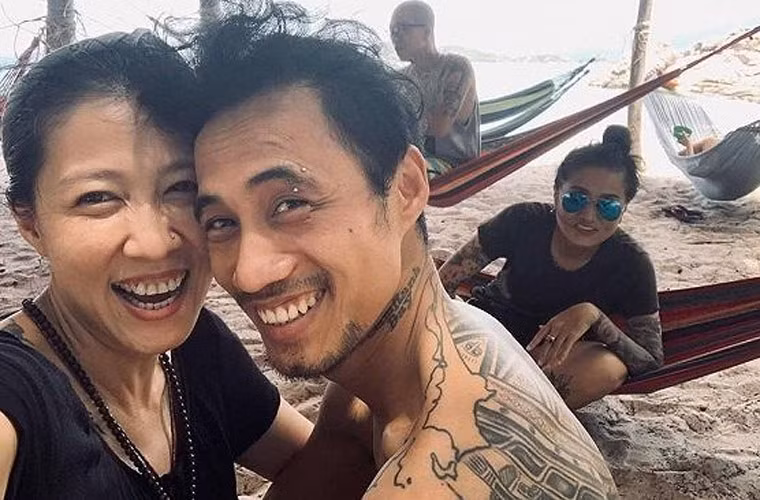 Chính sự giúp đỡ, đồng hành của vợ và gia đình đã giúp anh vực dậy và tiếp tục với đam mê âm nhạc của mình.