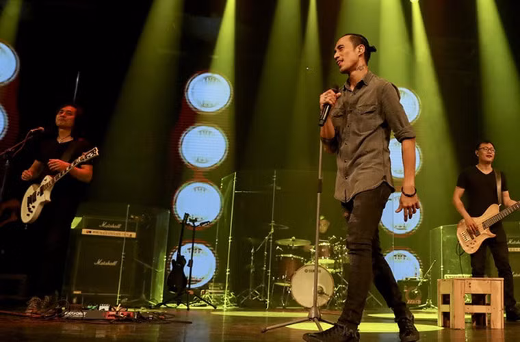 Sau hai năm dính scandal gạ tình một nữ vũ công, Phạm Anh Khoa đã có động thái trở lại với hoạt động âm nhạc. Ảnh Zing