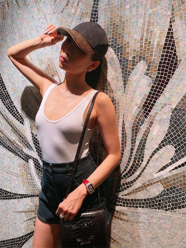 Sáng 18/8, chia sẻ với Thanh Niên qua điện thoại, Đức Huy, chồng Lệ Quyên cho biết: "Tôi và Lê Quyên vẫn chưa chia tay. Tôi cũng không muốn trả lời báo về chuyện gia đình mình đâu". Về phía Lệ Quyên, cô giữ im lặng trước tin đồn.