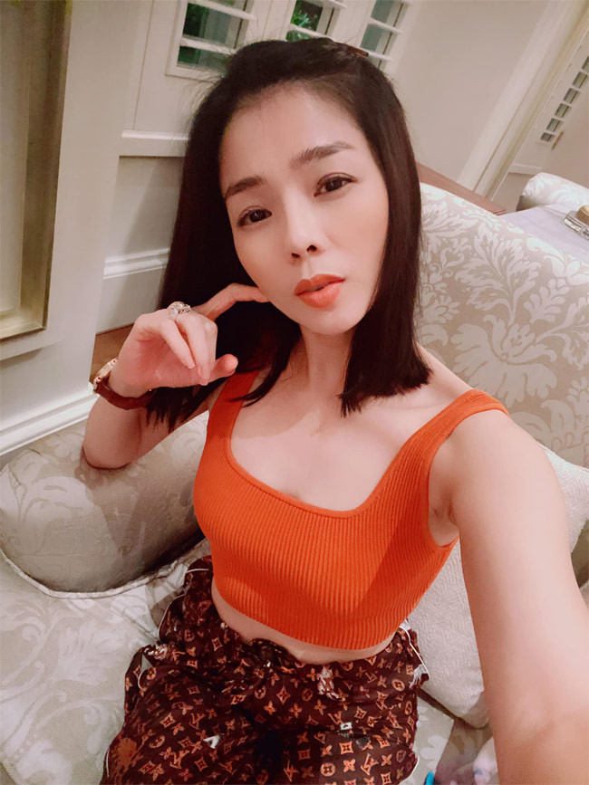 Nhờ chăm sóc toàn diện từ khuôn mặt, vóc dáng, làn da, mái tóc, nên nữ ca sĩ ngày càng trẻ ra.