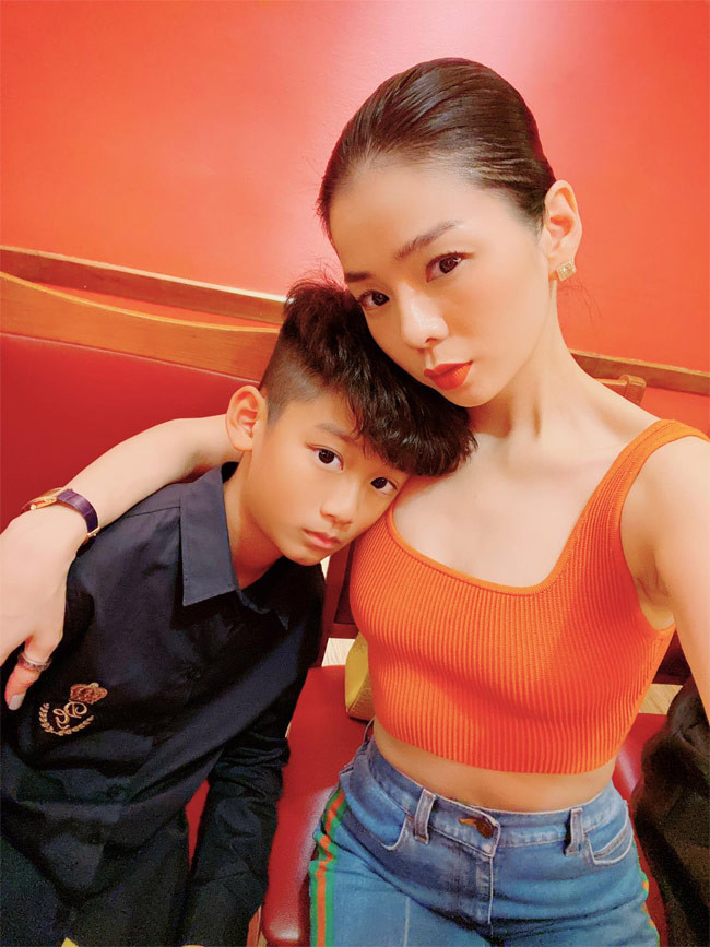 Chụp với con trai, Lệ Quyên trẻ như chị cậu bé.