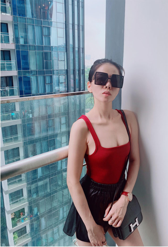 Ở tuổi 39 nhưng nhờ thân hình mảnh mai, eo ót, làn da mịn màng nên trông cô chẳng khác gì gái 18.