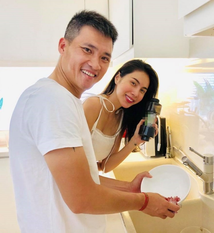 Công Vinh đúng chuẩn "ông chồng quốc dân" khi vào bếp rửa bát hộ vợ.