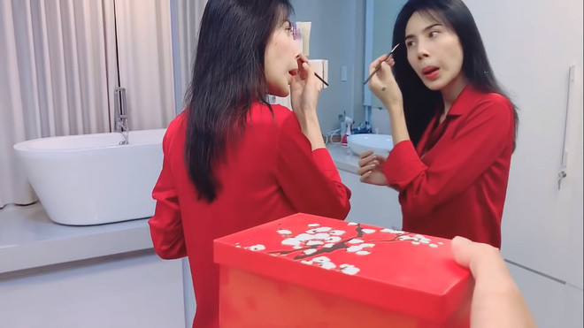 Cựu danh thủ còn luôn biết cách lấy lòng vợ bằng những món quà "khủng".