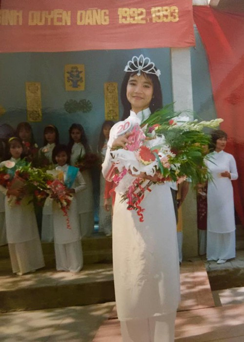  MC Cát Tường sinh năm 1976. Chị được biết đến như một nghệ sĩ đa-zi-năng, nhưng được khán giả yêu mến nhất với vai trò MC "Bạn muốn hẹn hò". Nữ MC đa tài sở hữu nụ cười má lúm đồng tiền duyên dáng và nhan sắc rạng rỡ từ thời thiếu nữ.