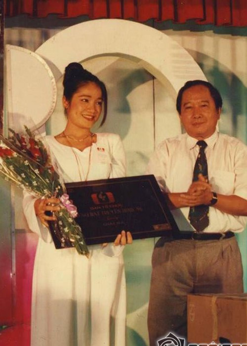 Nữ MC thời trẻ rất đa tài. Chị từng tham gia cuộc thi Tiếng hát Truyền hình và đạt giải 3 khi mới 18 tuổi. Ảnh: Ngoisao