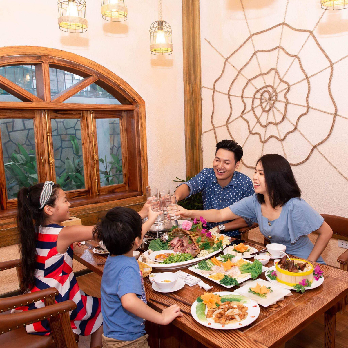 Gia đình hạnh phúc của nam diễn viên "Hồ sơ cá sấu".