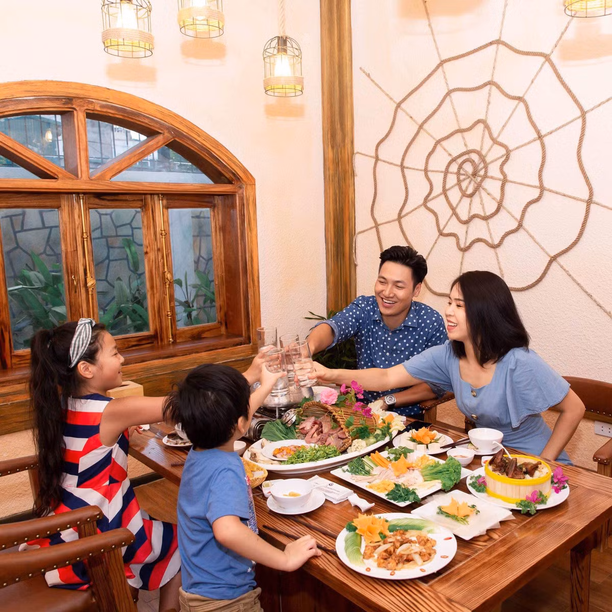 Gia đình hạnh phúc của nam diễn viên "Hồ sơ cá sấu".