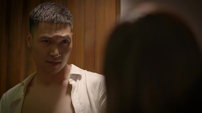 Trước đó trong buổi họp báo, Hải trong "Hồ sơ cá sấu" tiết lộ anh phải chống đẩy vài trăm cái trước khi đóng cảnh nóng. Trong khi đó, diễn viên Việt Anh hài hước trêu lại: "Không phải Mạnh Trường lo phối hợp với Kiều Anh thế nào mà trong đầu sẽ nghĩ khi phim lên sóng sẽ dẫn vợ đi đâu, lấy cớ đi ra khỏi nhà để vợ không tiếp xúc với ti vi cho lành".