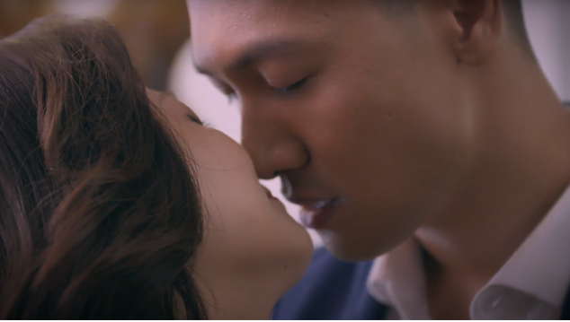 Trong phim, Mạnh Trường đảm nhận vai Hải, người chồng hay ghen tuông, còn "đàn chị" Kiều Anh vào vai Nguyệt - vợ của Hải. Cả hai có những cảnh nóng "đốt mắt" khán giả ngay từ những tập đầu tiên.