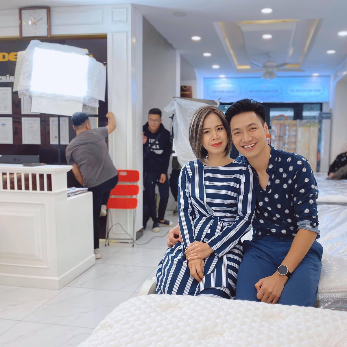 Nam diễn viên sinh năm 1985 chia sẻ rằng vì đã quá quen và hiểu về công việc của chồng nên vợ anh không ghen.