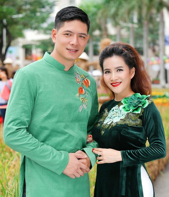 Trả lời báo chí, cô nói mình đang đi công tác nước ngoài và không hề mảy may tỏ ý quan tâm tới scandal của chồng mà còn thản nhiên đăng ảnh đang hưởng thụ cuộc sống ở nước ngoài. Trở về nước, đáp lại sự tò mò của mọi người, Anh Thơ chỉ nói: "Tôi nghĩ đó là hình ảnh hậu trường phim".