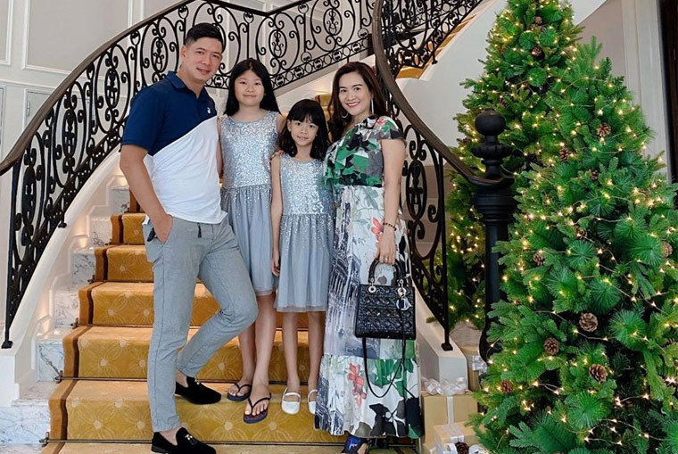 Bận rộn nhưng Anh Thơ luôn cố gắng dành tối đa thời gian cho chồng và hai con gái. Vợ siêu mẫu Bình Minh từng chia sẻ dù chỉ rảnh rỗi được một giờ trong bữa trưa, chị cũng cố tranh thủ chạy về nhà để ăn cơm với gia đình.