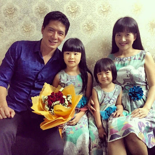 Là một người kiếm tiền giỏi, học thức cao, nhưng Anh Thơ không bao giờ tỏ ra là người phụ nữ quyền lực khi trở về tổ ấm. Cô luôn khéo léo cư xử trong gia đình để chồng không bao giờ tỏ ra “yếu thế” hơn mình.