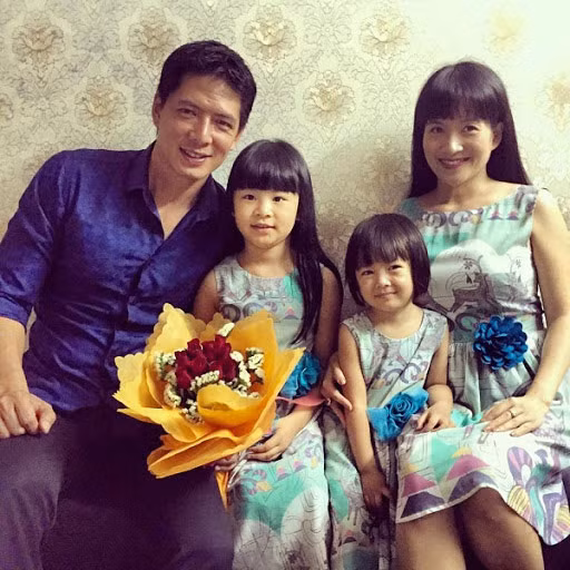 Là một người kiếm tiền giỏi, học thức cao, nhưng Anh Thơ không bao giờ tỏ ra là người phụ nữ quyền lực khi trở về tổ ấm. Cô luôn khéo léo cư xử trong gia đình để chồng không bao giờ tỏ ra “yếu thế” hơn mình.